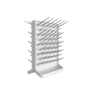 Laboratooriumi pegboardi panneau kuvaririiulides keemilise kogemuse jaoks